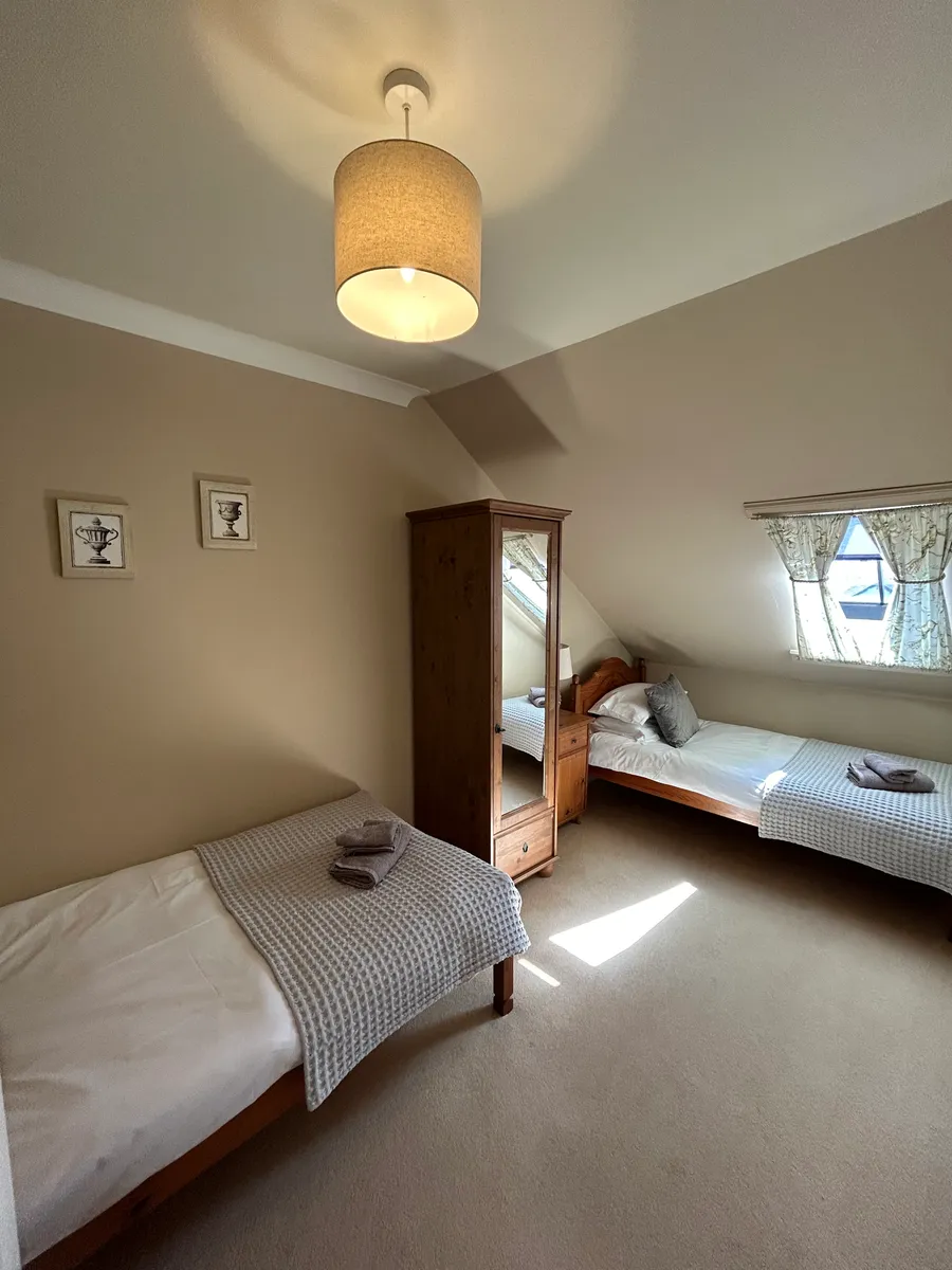 Bedroom 2 with twin beds