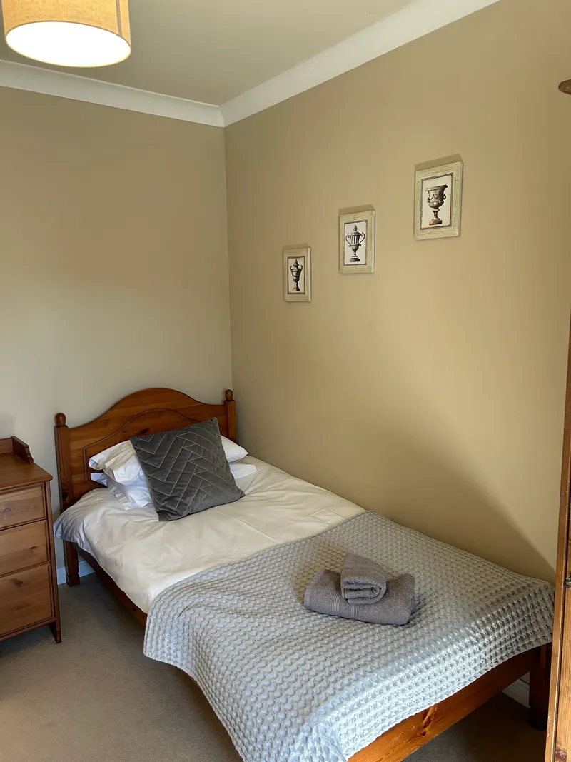 Bedroom 2 with twin beds